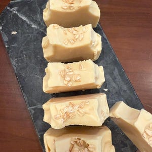 Schuster Original mit Ziegenmilch | Seife | Handgemachte Seife | Naturseife | Ohne Farbstoffe oder Schimmer | Parfümfrei | Mit Calendula angereichertes Olivenöl