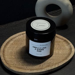 PERSONALISIERBARE  "Smells Like a Damn PHD" Duftkerze · Geschenk PhD Universitätsabschluss · Doktor Dissertation · Doctor of Philosophy