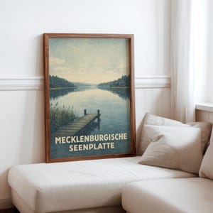 Plakat z krajobrazem przyrody i molo nad jeziorem w Meklemburgii – sztuka ścienna w stylu vintage, wystrój Meklemburgii w formacie A4/A3/A2/A1/A0