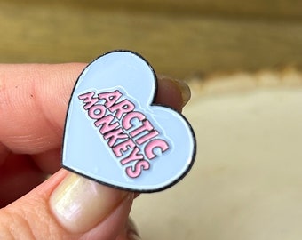 B GRADO. Pines esmaltados de Arctic Monkeys con forma de corazón. Broche/insignia de esmalte suave AM, divertido.