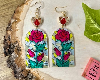 Pendientes colgantes de plata de ley, dorados y acrílicos con vitral de rosa roja. Inspirados en el cuento de La Bella y la Bestia. Un regalo para ella.