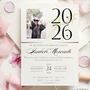 Könnte beinhalten: Einladungskarte zur Abschlussfeier mit einem Foto einer Absolventin in Robe und Hut. Die Einladung enthält den Text "2026 Graduate" und Details zur Abschlussfeier von Isabel Mercado, einschließlich Datum, Uhrzeit und Ort.
