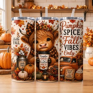 Puede incluir: Un vaso cilíndrico con pajita que presenta una vaca Highland con un lazo a cuadros, calabazas, un camión rústico y hojas de otoño. El texto incluye "Hello Fall", "Pumpkin Spice & Fall Vibes Only", "Pumpkin Spice & Everything Nice" y "Good Days & Cozy Nights".