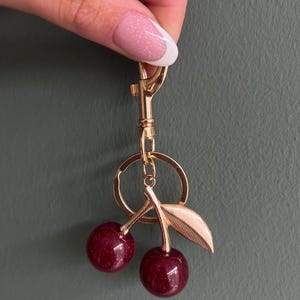 Porte-clés cerise - Porte-clés fruits, breloque pour sac mignon, accessoire kawaii, cadeau pour elle, ambiance estivale