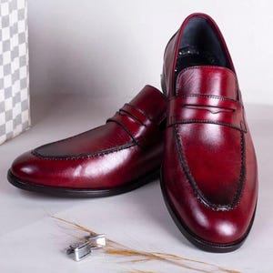 Handgefertigte burgundfarbene Farbe aus echtem Leder stilvolle Schürze Toe Slip On Schuhe für Herren