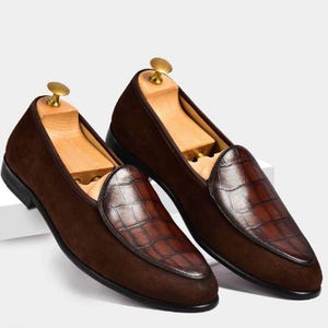 Handgefertigte Schokoladenbraune Farbe Echtes Alligator Strukturiertes Leder & Wildleder Stilvolle Schürze Toe Slip On Schuhe für Herren