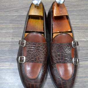 Handgefertigte braune Farbe aus echtem Alligator-texturiertem Leder Stilvolle belgische Monkstrap-Schuhe für Herren
