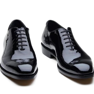 Handmade Black Color Original Patent Leather Stylish Whole Cut Lace Up Oxfords Shoes For Men's
