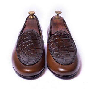 Handgefertigte braune Farbe echtes Alligator-texturiertes Leder Stilvolle Schürze Toe Slip On Schuhe für Herren
