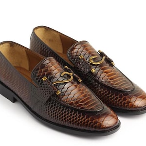 Handgefertigte Schokolade Braun Farbe Echter Fisch Strukturierte Leder Stilvolle Schürze Toe Fransen Mit Haken Schnalle Slip On Schuhe für Herren