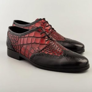 Handgefertigte weinrote und schwarze Farbe Original Alligator Textured Leder Stilvolle Flügelspitze Brogue Schnürschuhe Oxfords für Herren