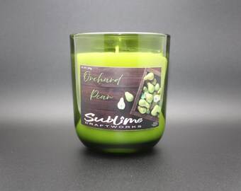 Scented Candle of apple and citrus, ripe pear and sugar, and finishes with a warm base of musk, wood, and a touch of benzoin.