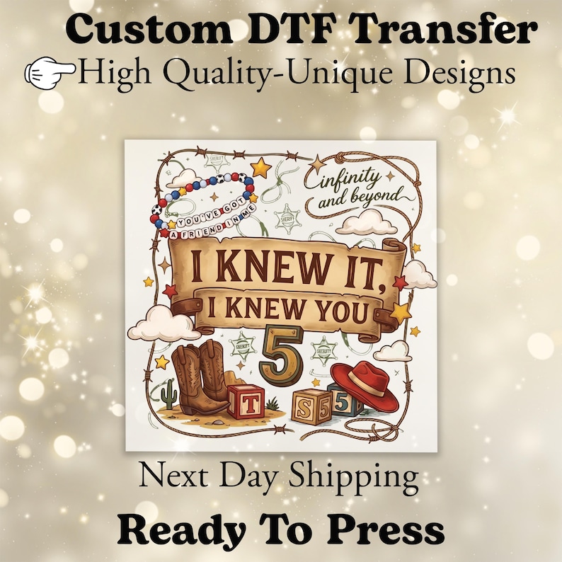 K&ouml;nnte beinhalten: Ein individueller DTF-Transfer mit einer Western-Grafik, einem Banner mit der Aufschrift I KNEW IT, I KNEW YOU, einer gro&szlig;en Zahl 5, Cowboystiefeln, einem roten Hut, Buchstabenw&uuml;rfeln, einem Lasso, Sheriffsternen und dem Text Infinity and beyond.