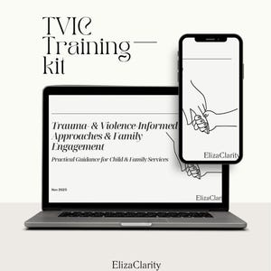 Op de afbeelding: Een laptop en smartphone tonen een trainingskit met de titel "TVIC Training Kit". Het laptopscherm toont tekst over trauma-ge&iuml;nformeerde benaderingen en gezinsbetrokkenheid. De smartphone toont een lijntekening van twee handen die elkaar vasthouden. De merknaam "ElizaClarity" is zichtbaar.