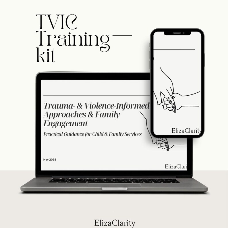 Op de afbeelding: Een laptop en smartphone tonen een trainingskit met de titel "TVIC Training Kit". Het laptopscherm toont tekst over trauma-ge&iuml;nformeerde benaderingen en gezinsbetrokkenheid. De smartphone toont een lijntekening van twee handen die elkaar vasthouden. De merknaam "ElizaClarity" is zichtbaar.