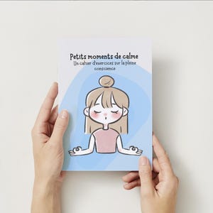 May include: A notebook with the title "Petits moments de calme" and a cartoon illustration of a meditating person. The notebook has a light blue background with the text "Un cahier d'exercices sur la pleine conscience".