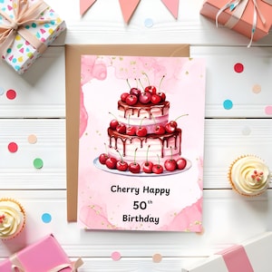 Op de afbeelding: Verjaardagskaart met een aquarel illustratie van een taart met twee lagen, versierd met kersen. De kaart heeft de tekst "Cherry Happy 50th Birthday" in zwarte letters op een roze achtergrond.