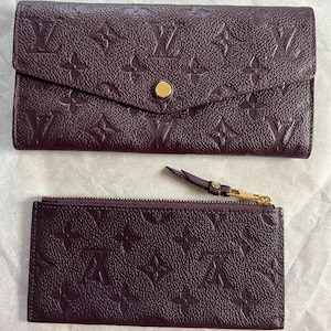 Louis Vuitton authentique portefeuille Sarah en cuir empreinte monogram prune Dustbag et boîte très bon état