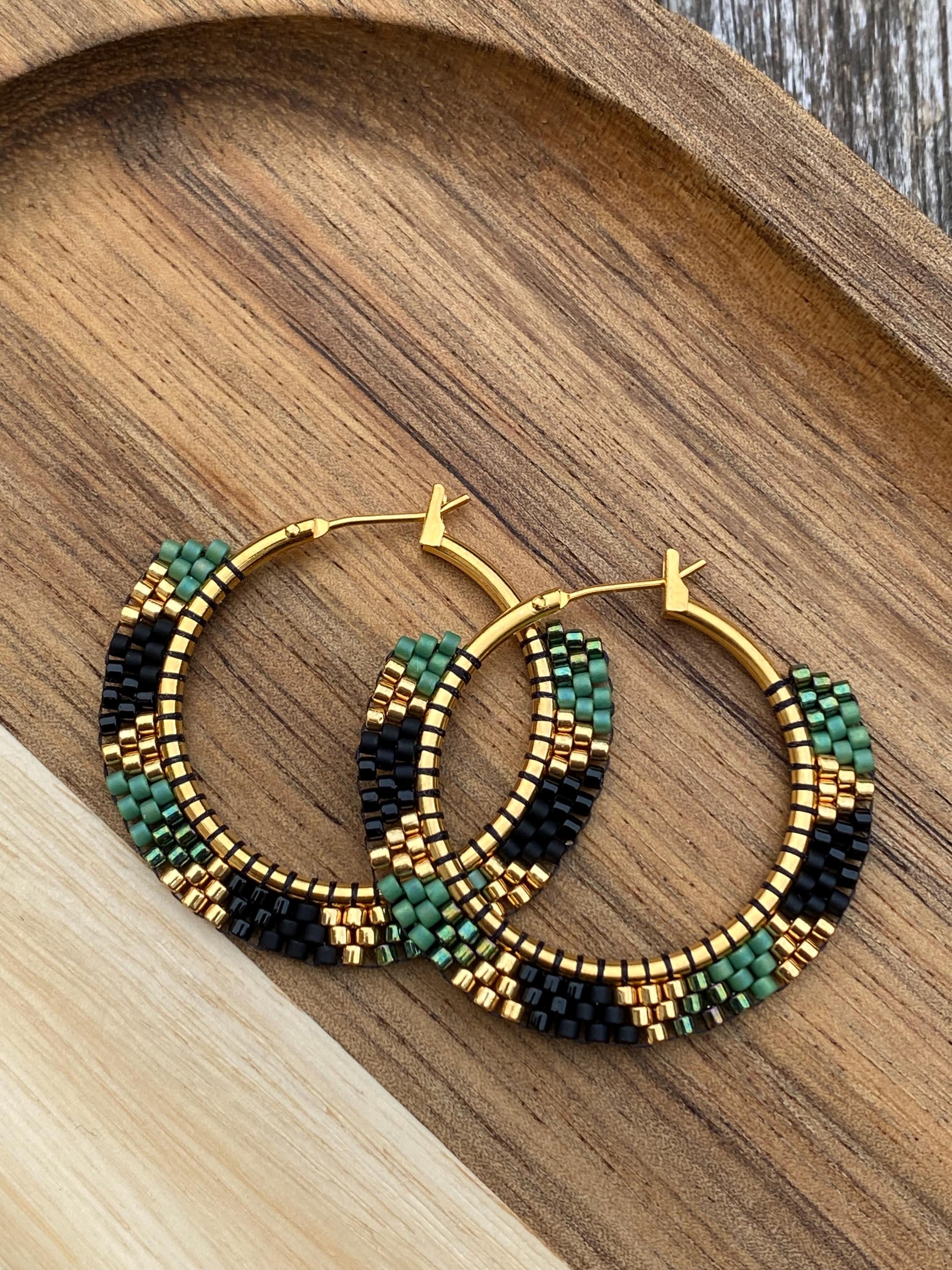 Boucles d'oreilles rondes 'Rouge-Gorge' et perle verte - Kim et Lilas Boucles d'oreilles rondes 'Rouge-Gorge' et perle verte - Kim et Lilas