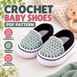 Peut inclure: Une paire de chaussures pour bébé crochetées à la main avec une empeigne vert sauge clair, un col noir et une semelle blanche avec une rayure noire. Le texte CROCHET BABY SHOES PDF PATTERN apparaît avec des icônes de téléchargement.