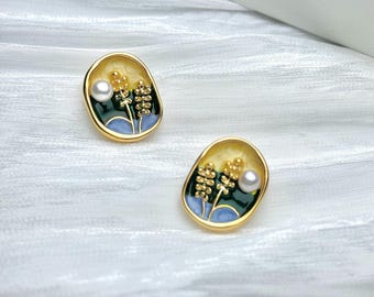 Pendientes de inspiración natural con flores esmaltadas en oro: perla natural, aguja de plata 925, cobre bañado en oro de 18 quilates.