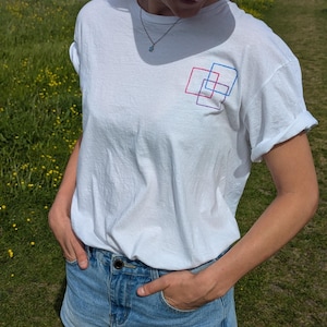 Sapphic Drei Quadrat Bisexual Flagge Farben T-Shirt