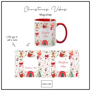 Pode incluir: Uma caneca de cerâmica branca com interior e alça vermelhos, apresentando um padrão natalino repetitivo de renas, canecas de cacau, suéteres e árvores. O texto "Christmas Vibes" está impresso na caneca e no design plano abaixo.
