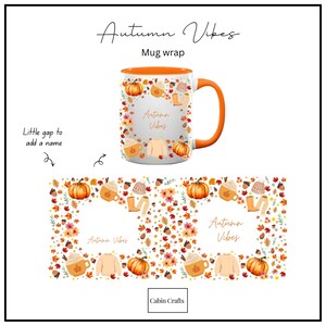 Pode incluir: Uma caneca de cerâmica com alça e borda laranja, apresentando um design de abóboras, suéteres, botas e folhas de outono. O texto "Autumn Vibes" está impresso na caneca. Uma versão plana do design mostra um espaço para um nome.