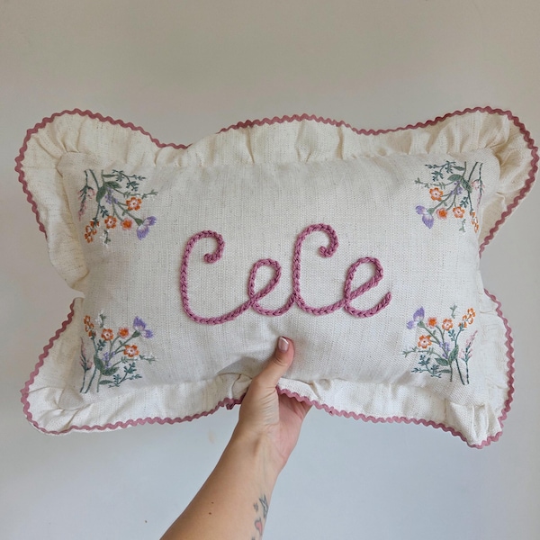 名前入り刺繍クッション：花柄フリル付きベビー用品