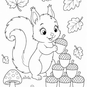 Puede incluir: Una página para colorear en blanco y negro con una ardilla de dibujos animados sosteniendo una bellota. La ardilla está junto a una pila piramidal de seis bellotas, un hongo con puntos y varias hojas de otoño dispersas de fondo.