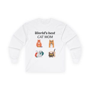 Op de afbeelding: Witte longsleeve t-shirt met de tekst "World's best CAT MOM" en vier cartoon katten.