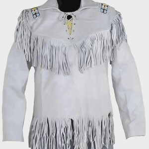 Puede incluir: Chaqueta de ante gris claro con mangas largas y flecos. La chaqueta presenta flecos en el pecho, los hombros y el dobladillo. Acentos de abalorios decorativos en los hombros. La chaqueta tiene un cierre de cordones en el cuello.