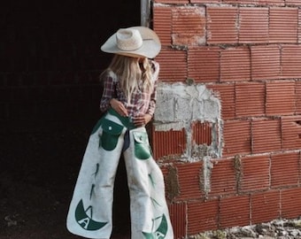 Western Leather Riding Chaps – White & Green Cowgirl Rodeo Gear Handmade White Leather Rodeo Chaps – Western Cowgirl Chinks