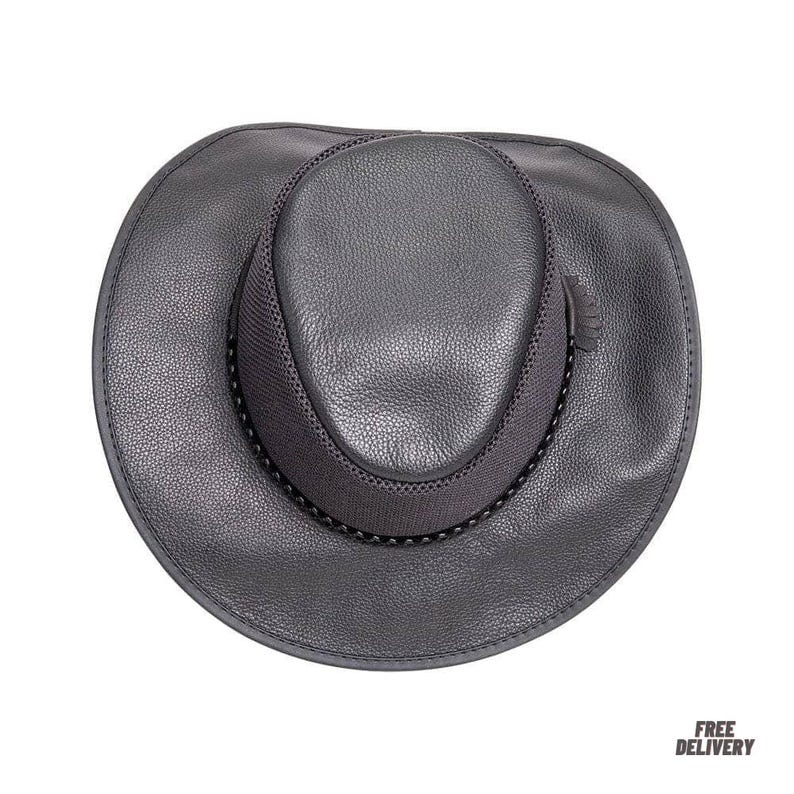 Pode incluir: Chap&eacute;u de cowboy de couro preto com copa arredondada e aba larga. O chap&eacute;u apresenta uma faixa de malha ao redor da copa e uma borda costurada decorativa. Projetado para prote&ccedil;&atilde;o solar e atividades ao ar livre.