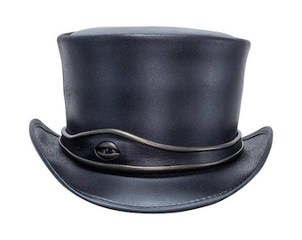 Op de afbeelding: Een zwarte hoge hoed met een gebogen rand en een decoratieve band. De hoed heeft een metalen accent rond de kroon en de rand. De woorden "FREE DELIVERY" staan rechtsonder.