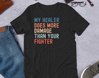 Camiseta retro de D&D: Mi sanador hace más daño que tu guerrero. Camiseta de clérigo para jugadores de rol.