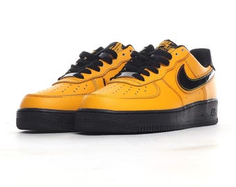 Handgeschilderde gele en zwarte Air Force 1-sneakers - kerstcadeaus - Af1 sneaker custom - cadeau voor hem