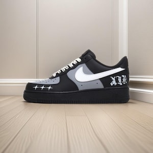 Air Force 1 personalizadas negras con corte plateado, inspiradas en el anime, pintadas a mano, con grafiti personalizado, regalo de cumpleaños único.