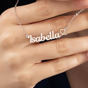 Benutzerdefinierte Namenskette mit Herz, personalisiertes Typenschild, Herz-Namensanhänger, zierlicher Namensanhänger, Geschenk für sie, Romantisches Geschenk für Freundin