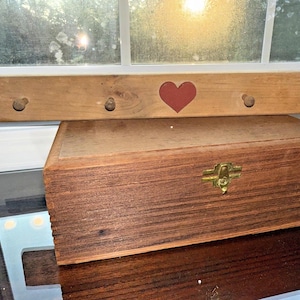 Vintage Small Wooden burgundy Heart Peg Wall Hanging Country Cottage Decor