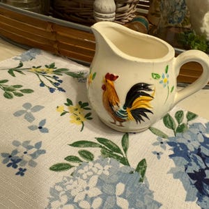 Vintage, Oma Kern, Bauernhaus, Land Sammlerstück Enesco Milchkännchen: Hahn und Blumen