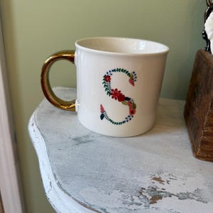 Caneca de café de porcelana floral opala casa letra S inicial