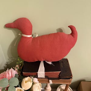 Vintage handgemaakt kussen met wilde eendeend: cottagecore-decor