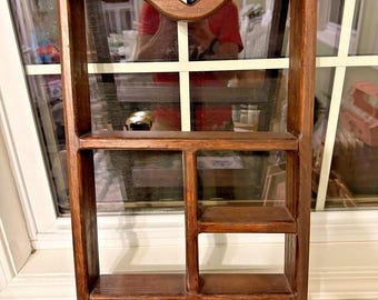 Estantería de madera grande vintage con ganchos colgantes en forma de corazón; estilo rústico, campestre.