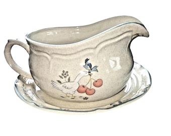 Salsera y plato base vintage Country Goose de International Stoneware; estilo cottagecore.