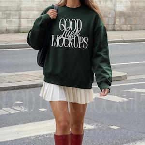 Gildan 18000 Skogsgrön tröja Mockup Trendig, Skogsgrön Rundkrage Utomhus Mockup, Grön Tröja Stad Mockup Gatulivsstil Höst