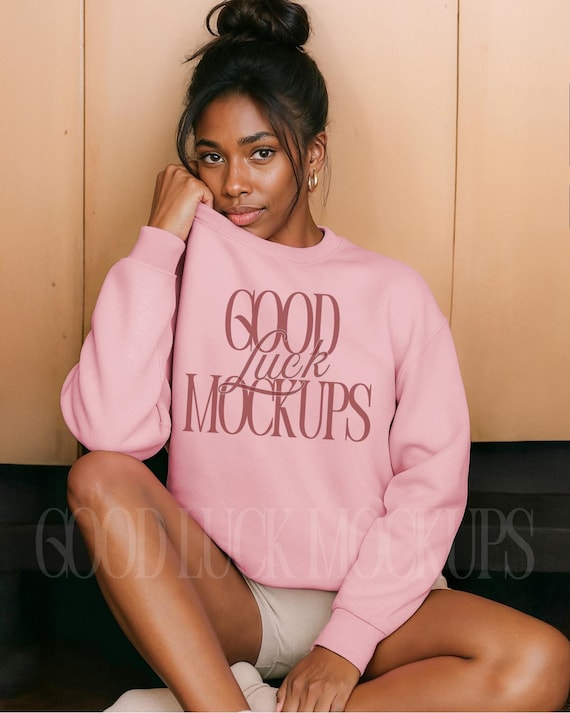 Light Pink Gildan 18000 Mockup Black Woman, Light Pink Sweatshirt Black Model, Pink Crewneck Lifestyle Mock Up, G180 Mockup Simple Trendy