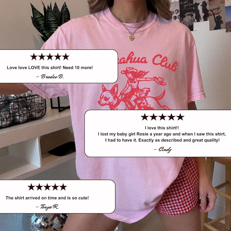 Puede incluir: Una camiseta rosa claro con un estampado gr&aacute;fico rojo de una persona montando un chihuahua y el texto "Chihuahua Club" encima. La camiseta se combina con pantalones cortos de cuadros rojos y blancos. La imagen incluye tres rese&ntilde;as de clientes.
