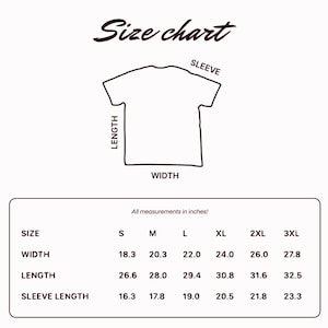 Puede incluir: Una tabla de tallas para una camiseta con un dibujo lineal de una camiseta con etiquetas para largo, ancho y manga. Una tabla enumera las tallas de S a 3XL con las medidas correspondientes en pulgadas para ancho, largo y manga en color marr&oacute;n.