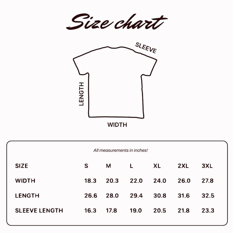 Puede incluir: Una tabla de tallas para una camiseta con un dibujo lineal de una camiseta con etiquetas para largo, ancho y manga. Una tabla enumera las tallas de S a 3XL con las medidas correspondientes en pulgadas para ancho, largo y manga en color marr&oacute;n.